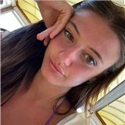 Studentessa dell’Università di Economia aziendale, diplomata presso il liceo scientifico